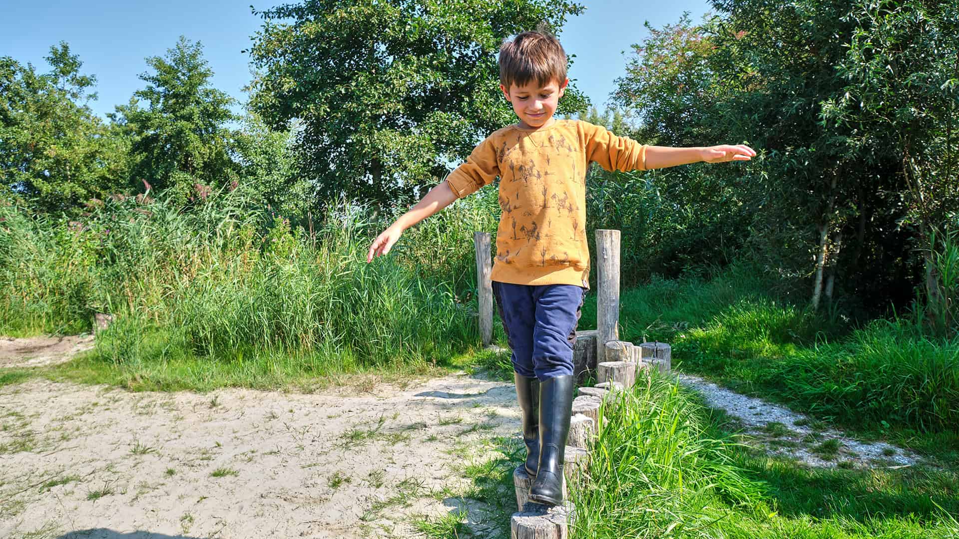 NAMO110861 Laurence Delderfield jongen speelnatuur balancerend