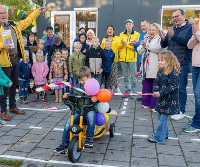 Op de foto van links naar rechts: Wim van het Goor (interim directeur basisschool), Trijn Jongman-Smit (wethouder Steenwijkerland), Jan Willem Juffer (ANWB Retail directeur) en Ryanne van Straten (initiatiefneemster en leerkracht basisschool).