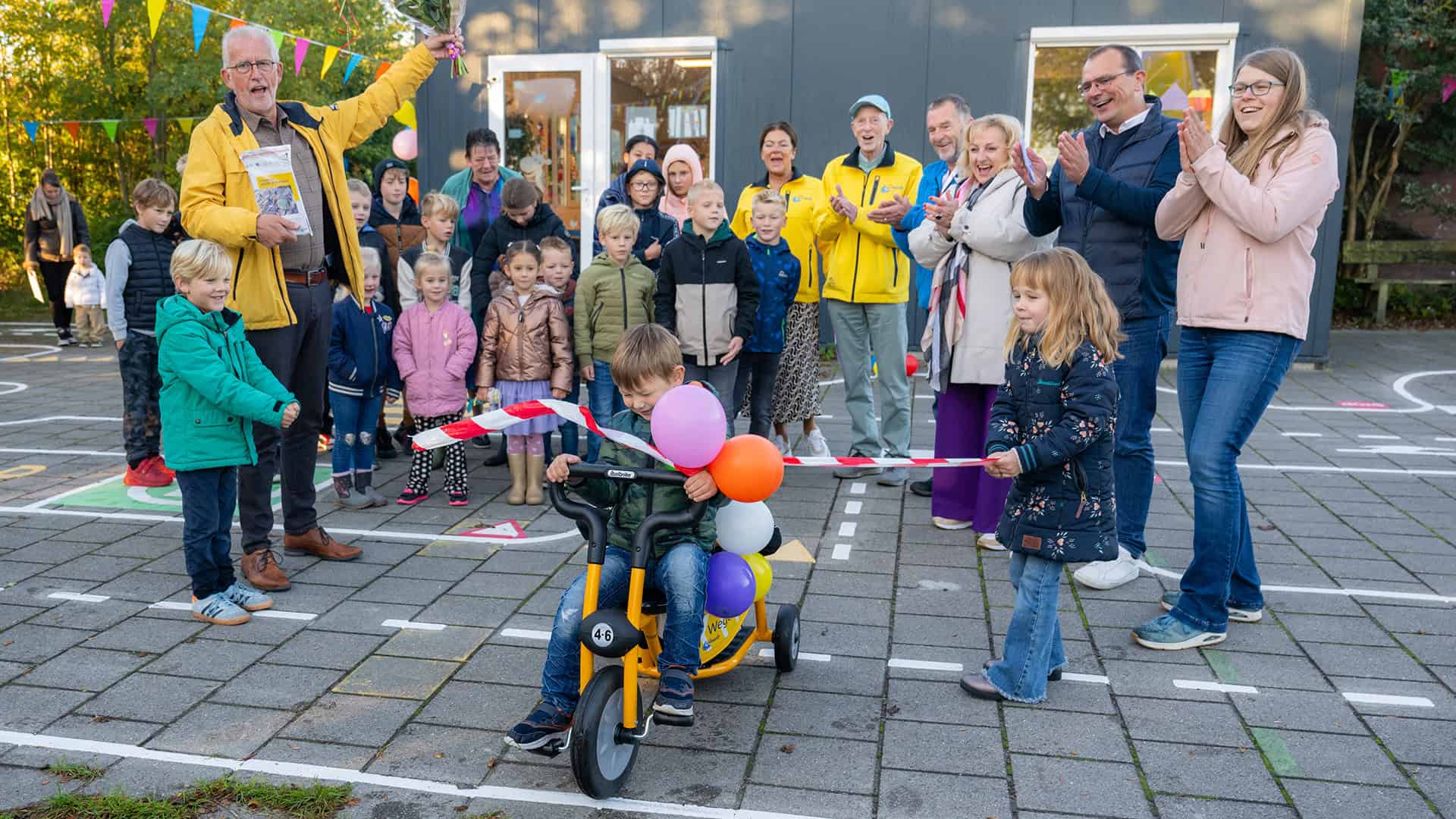 Op de foto van links naar rechts: Wim van het Goor (interim directeur basisschool), Trijn Jongman-Smit (wethouder Steenwijkerland), Jan Willem Juffer (ANWB Retail directeur) en Ryanne van Straten (initiatiefneemster en leerkracht basisschool).