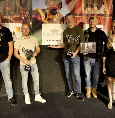 Foto (v.l.n.r.): Gerben Roskam van Twee Nijenhuizen, Dirk Janssen van Fatal Attraction en Jordy Winter en Benger Lok krijgen de bekers voor de Publieksprijs uit handen van Dahliakoningin Michasia Vos. Door: Janine Renes