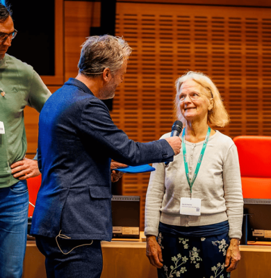 Congres-Natuurlijk-2024-Joa-de-Vroomen-krijgt-een-speldje-voor-haar-inzet