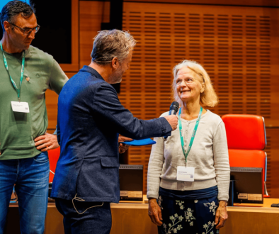 Congres-Natuurlijk-2024-Joa-de-Vroomen-krijgt-een-speldje-voor-haar-inzet