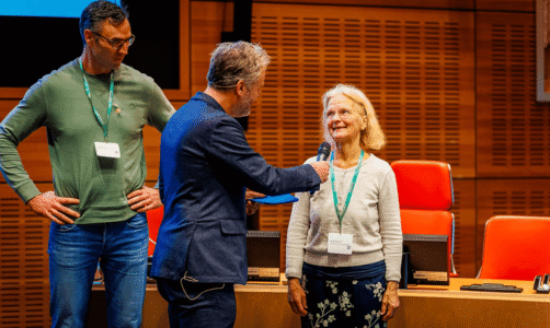 Congres-Natuurlijk-2024-Joa-de-Vroomen-krijgt-een-speldje-voor-haar-inzet