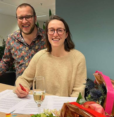 Ondertekening contract Uitgeverij Sp ectrum Tim de Vries Julia Mullié