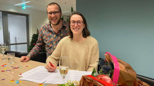 Ondertekening contract Uitgeverij Sp ectrum Tim de Vries Julia Mullié Ondertekening contract Uitgeverij Sp ectrum Tim de Vries Julia Mullié