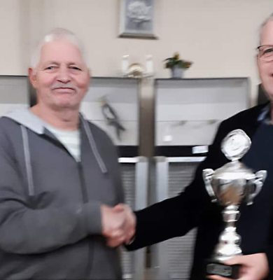 Op deze foto reikt de voorzitter van de regio noordwest Overijssel, Dhr. Willem Smit, de regiobokaal uit aan voorzitter a.i. van de Edelzanger Steenwijkerwold, Dhr. Jenko Buitenhuis.