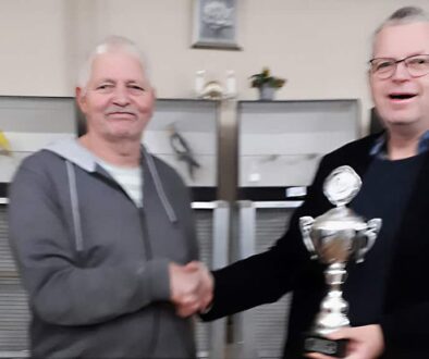 Op deze foto reikt de voorzitter van de regio noordwest Overijssel, Dhr. Willem Smit, de regiobokaal uit aan voorzitter a.i. van de Edelzanger Steenwijkerwold, Dhr. Jenko Buitenhuis.