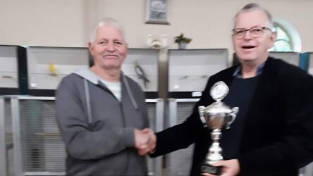 Op deze foto reikt de voorzitter van de regio noordwest Overijssel, Dhr. Willem Smit, de regiobokaal uit aan voorzitter a.i. van de Edelzanger Steenwijkerwold, Dhr. Jenko Buitenhuis.