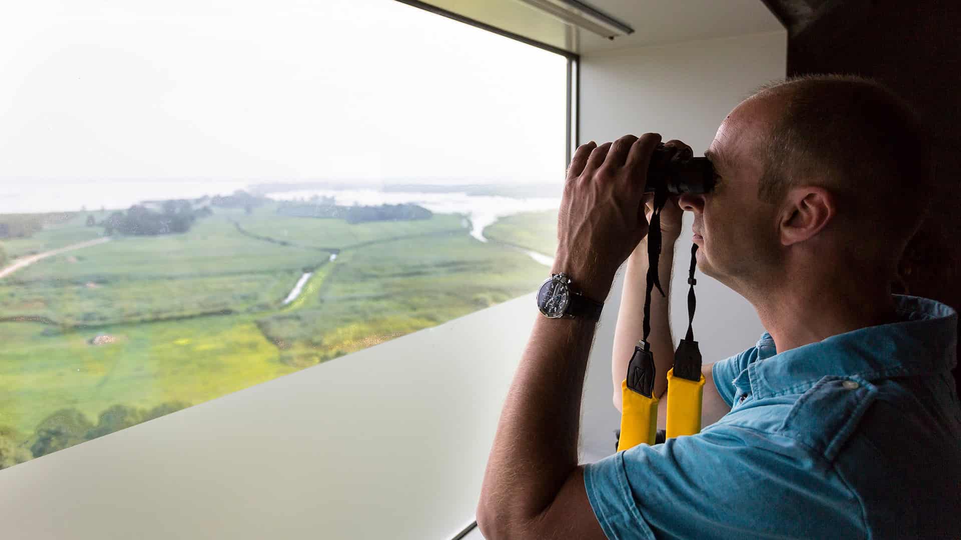 NAMO66899 Andries de la Lande Cremer man verrekijker uitzicht