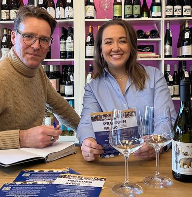 Martin Ritsema (voorzitter Rotary Steenwijk-regio) en Catharina de Boer (Eleveld Wijnen) zijn druk met de laatste voorbereidingen voor 'Proeven van de Regio.'