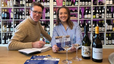 Martin Ritsema (voorzitter Rotary Steenwijk-regio) en Catharina de Boer (Eleveld Wijnen) zijn druk met de laatste voorbereidingen voor 'Proeven van de Regio.'