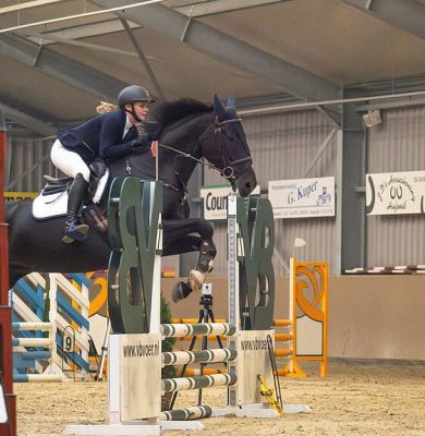 Eline Harms met haar paard Jive Foto: Simone Kuijpers Fotografie