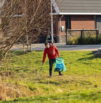 Joost Monninkhof verzamelt zwerfafval in Giethoorn - Foto Bertha van Dijk