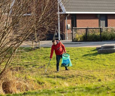 Joost Monninkhof verzamelt zwerfafval in Giethoorn - Foto Bertha van Dijk