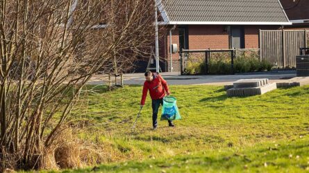 Joost Monninkhof verzamelt zwerfafval in Giethoorn - Foto Bertha van Dijk