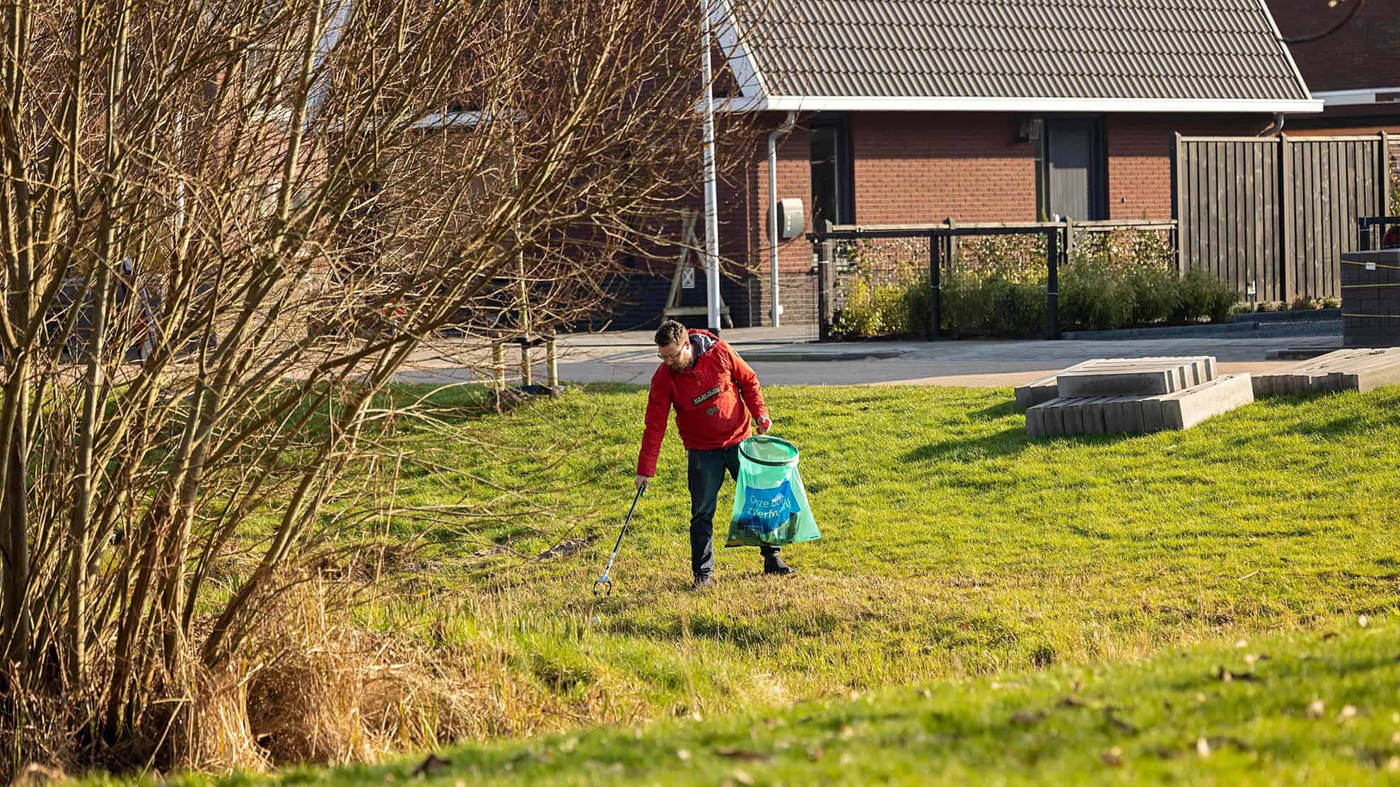 Joost Monninkhof verzamelt zwerfafval in Giethoorn - Foto Bertha van Dijk