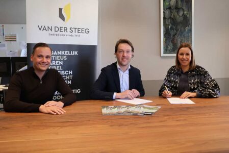 Ondertekening overeenkomst woningen Blokzijl - geschaald Op de bijgaande (eigen) foto wethouder Melvin Smit en eigenaren van Bouwbedrijf Van der Steeg, Anne en Berend Jan van der Steeg.