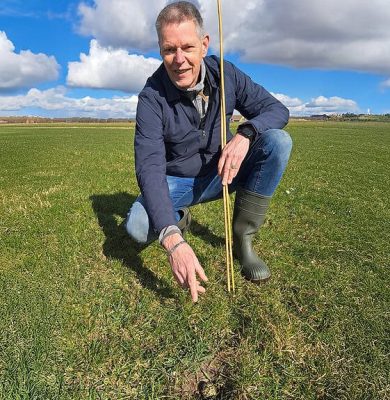 foto: Henk Tulner uit Tuk vindt eerste Overijsselse kievitsei van 2025. fotograaf: Arjen Nieuwenhuis.