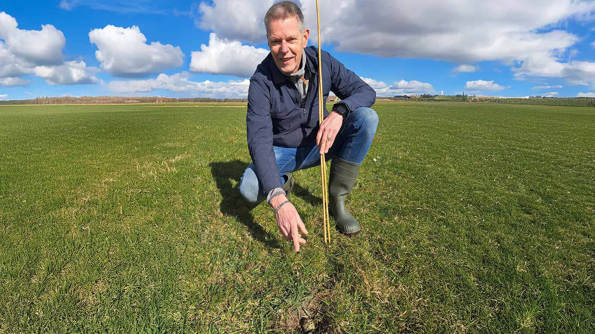 foto: Henk Tulner uit Tuk vindt eerste Overijsselse kievitsei van 2025. fotograaf: Arjen Nieuwenhuis.