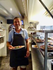 Aan de slag in de keuken van De Otterskooi (foto: Nico Stam)