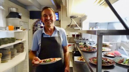 Aan de slag in de keuken van De Otterskooi (foto: Nico Stam)