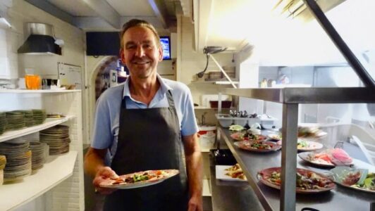 Aan de slag in de keuken van De Otterskooi (foto- Nico Stam) Aan de slag in de keuken van De Otterskooi (foto: Nico Stam)