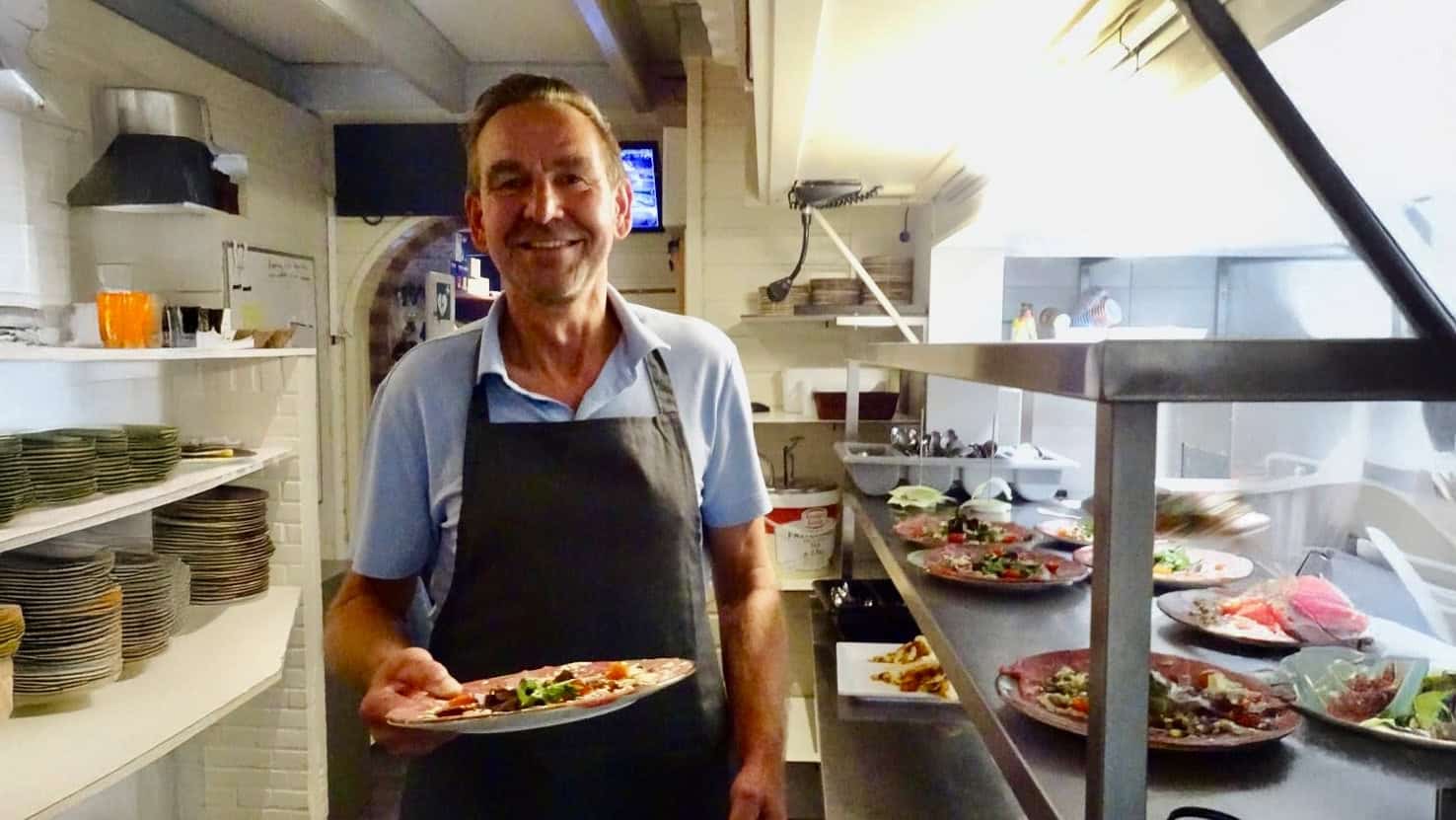 Aan de slag in de keuken van De Otterskooi (foto: Nico Stam)