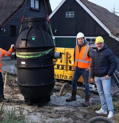 Op de foto de eerste nieuwe rioolput die in Wetering is geplaatst onder het toeziend oog van Hein Hofstee, gemeentelijk monteur technische installaties, Sebastiaan Top, gemeentelijk projectleider en Denny Dedden, hoofd binnendienst Beutech.