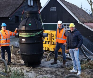 Op de foto de eerste nieuwe rioolput die in Wetering is geplaatst onder het toeziend oog van Hein Hofstee, gemeentelijk monteur technische installaties, Sebastiaan Top, gemeentelijk projectleider en Denny Dedden, hoofd binnendienst Beutech.