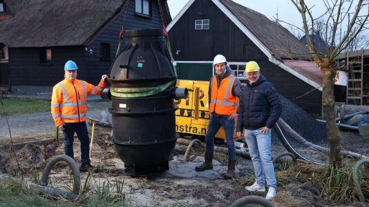 Op de foto de eerste nieuwe rioolput die in Wetering is geplaatst onder het toeziend oog van Hein Hofstee, gemeentelijk monteur technische installaties, Sebastiaan Top, gemeentelijk projectleider en Denny Dedden, hoofd binnendienst Beutech.