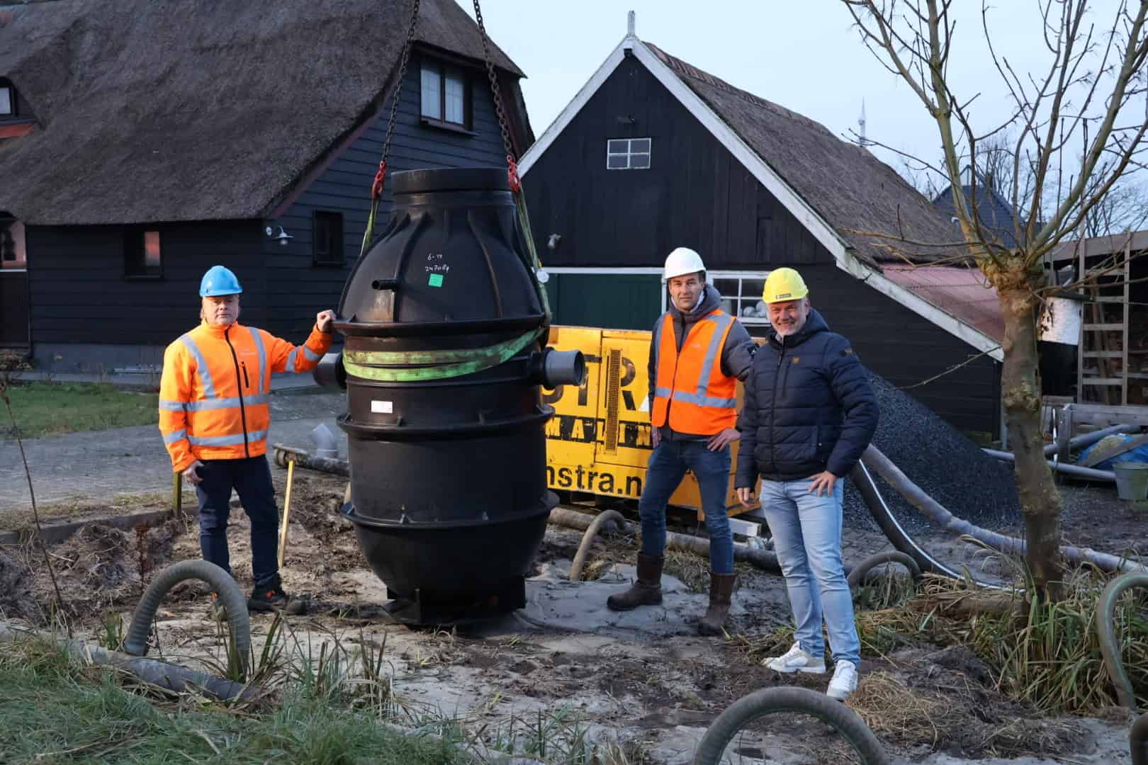 Op de foto de eerste nieuwe rioolput die in Wetering is geplaatst onder het toeziend oog van Hein Hofstee, gemeentelijk monteur technische installaties, Sebastiaan Top, gemeentelijk projectleider en Denny Dedden, hoofd binnendienst Beutech. 