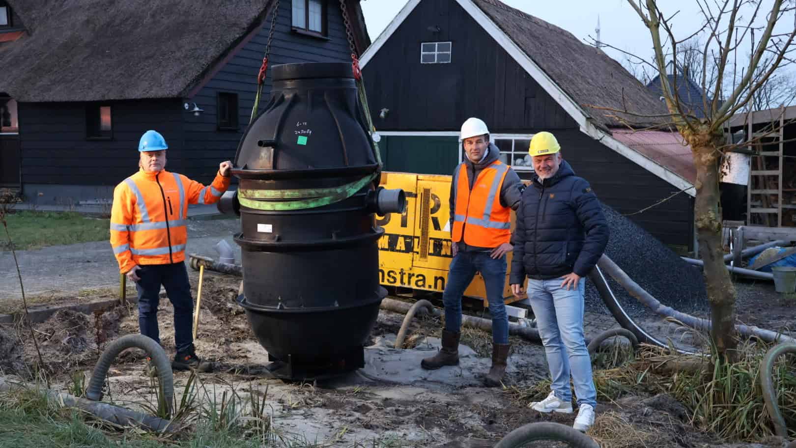 Op de foto de eerste nieuwe rioolput die in Wetering is geplaatst onder het toeziend oog van Hein Hofstee, gemeentelijk monteur technische installaties, Sebastiaan Top, gemeentelijk projectleider en Denny Dedden, hoofd binnendienst Beutech.