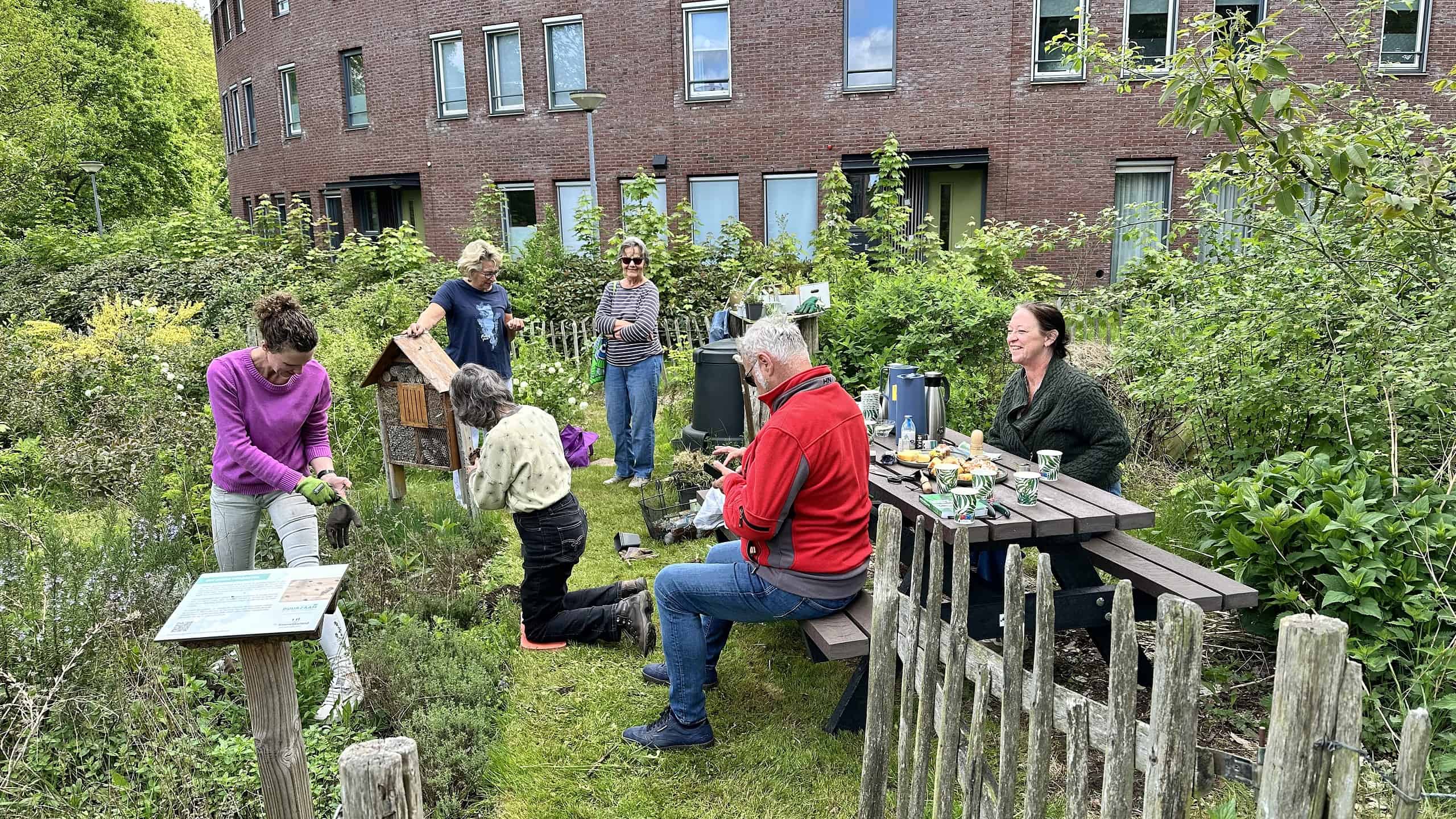 Duurzame picknicktafel in Voedseltuin Steenwijk-West