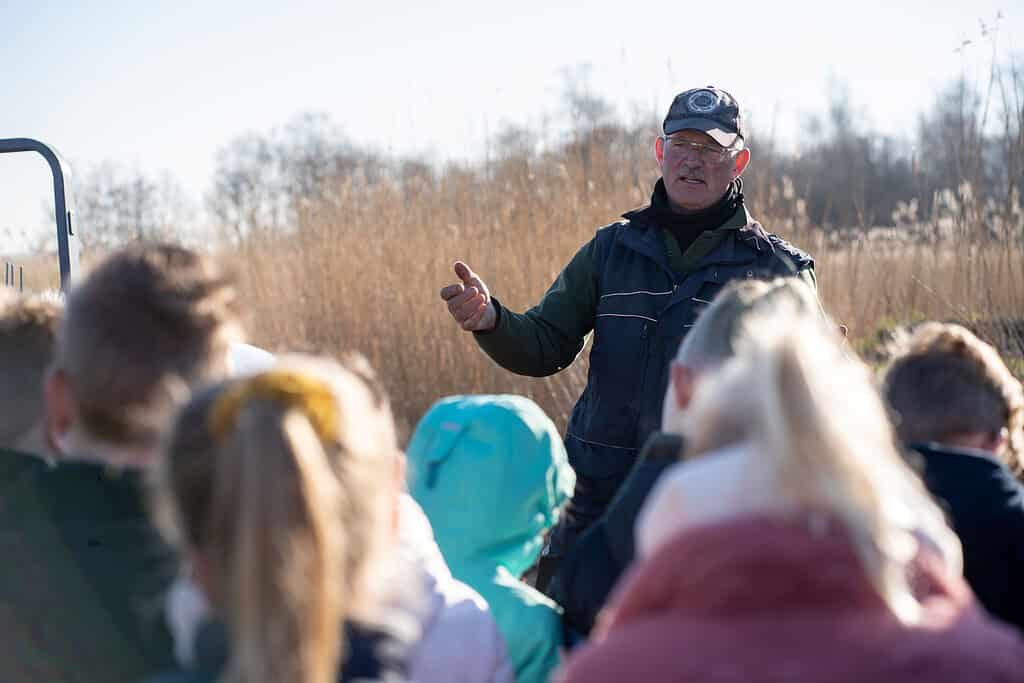 Kinderen op bezoek bij de rietsnijder