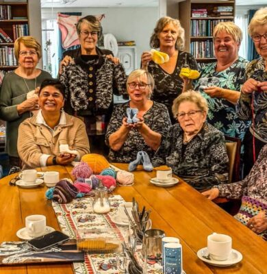 Op de foto: Mirjam Hunze van Stichting Chilean Adoptees te midden van de Creazy Ladies uit Oldemarkt.