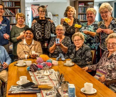 Op de foto: Mirjam Hunze van Stichting Chilean Adoptees te midden van de Creazy Ladies uit Oldemarkt.