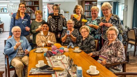 Op de foto: Mirjam Hunze van Stichting Chilean Adoptees te midden van de Creazy Ladies uit Oldemarkt.