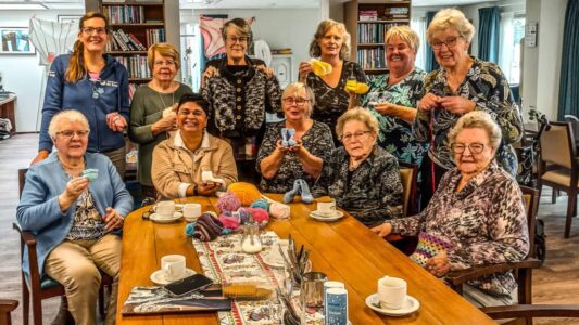 Op de foto: Mirjam Hunze van Stichting Chilean Adoptees te midden van de Creazy Ladies uit Oldemarkt.