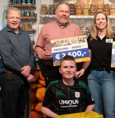 Op de foto van links naar rechts: Ellen Goulmy, Jan Willem Reilink, Bert Marinus, Noud de Groot, Rianne en Renze de Groot. Foto: Aangeleverd