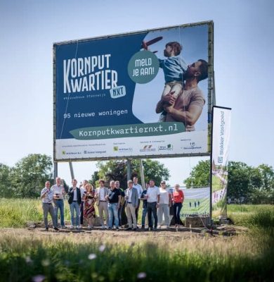 Foto is gemaakt door Martijn Heemstra. Op de foto staan vertegenwoordigers van de gemeente, OCB Bouw en Slokker Vastgoed en lokale makelaars