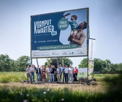 Foto is gemaakt door Martijn Heemstra. Op de foto staan vertegenwoordigers van de gemeente, OCB Bouw en Slokker Vastgoed en lokale makelaars
