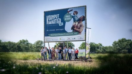 Foto is gemaakt door Martijn Heemstra. Op de foto staan vertegenwoordigers van de gemeente, OCB Bouw en Slokker Vastgoed en lokale makelaars