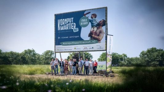 Foto is gemaakt door Martijn Heemstra. Op de foto staan vertegenwoordigers van de gemeente, OCB Bouw en Slokker Vastgoed en lokale makelaars Foto is gemaakt door Martijn Heemstra. Op de foto staan vertegenwoordigers van de gemeente, OCB Bouw en Slokker Vastgoed en lokale makelaars