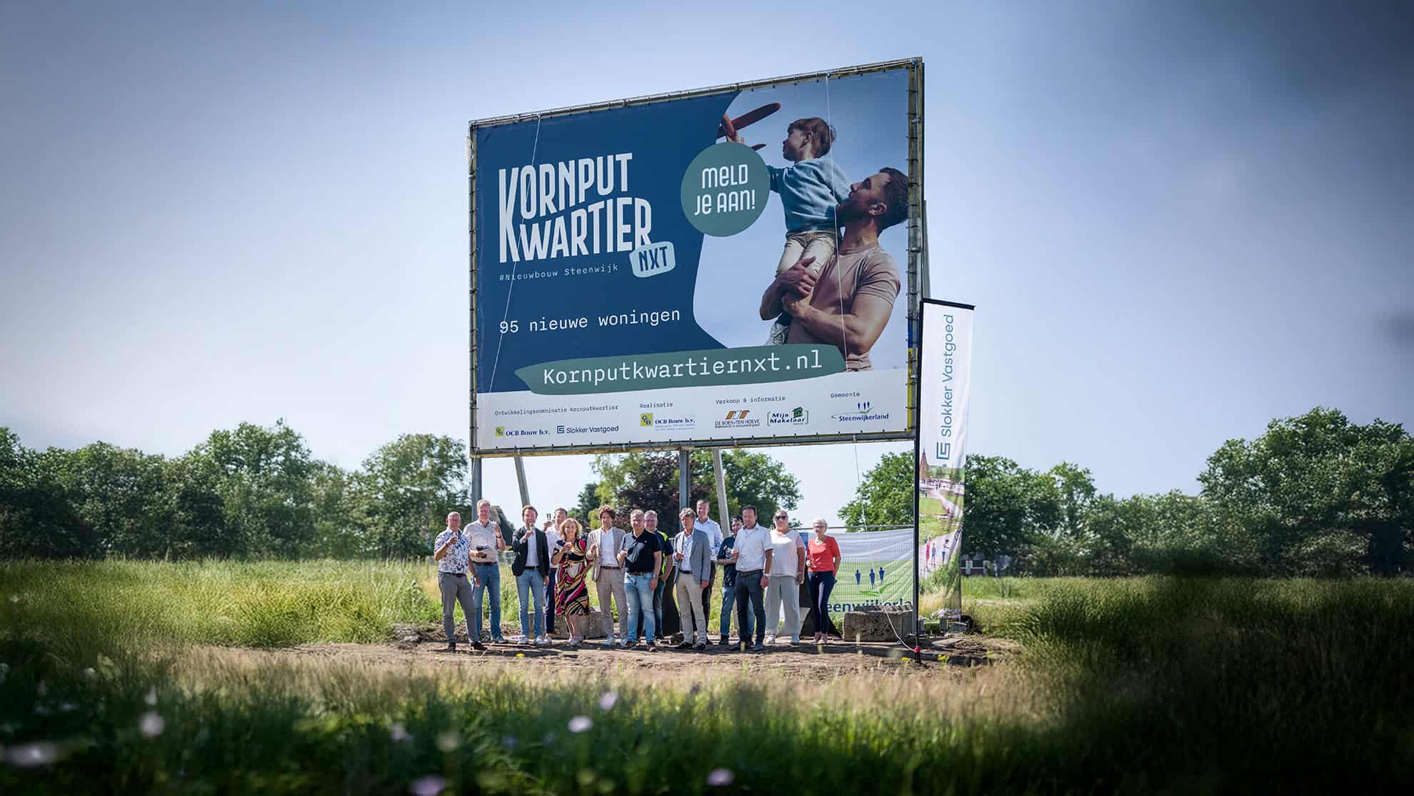 Foto is gemaakt door Martijn Heemstra. Op de foto staan vertegenwoordigers van de gemeente, OCB Bouw en Slokker Vastgoed en lokale makelaars