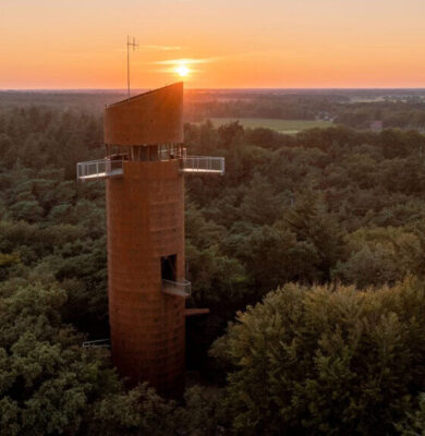 Nieuw gezinsuitje de Speurtocht bij de Bosbergtoren in Appelscha - foto Wierenga Reclame