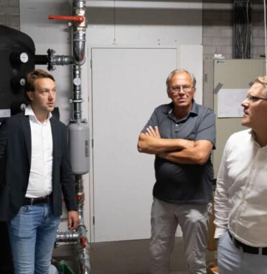 Wethouder Melvin Smit, Henk Veldkamp (voorzitter bestuur De Burght) en Ben Molema (gemeentelijk projectleider) in de vernieuwde installatieruimte van de Burght