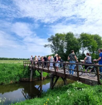 c NP Drentsche Aa fietsers op brug rolderdiep. foto aangeleverd