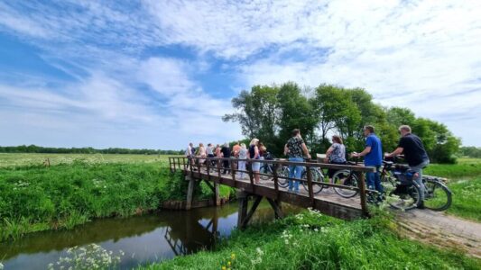 c NP Drentsche Aa fietsers op brug rolderdiep. foto aangeleverd c NP Drentsche Aa fietsers op brug rolderdiep. foto aangeleverd