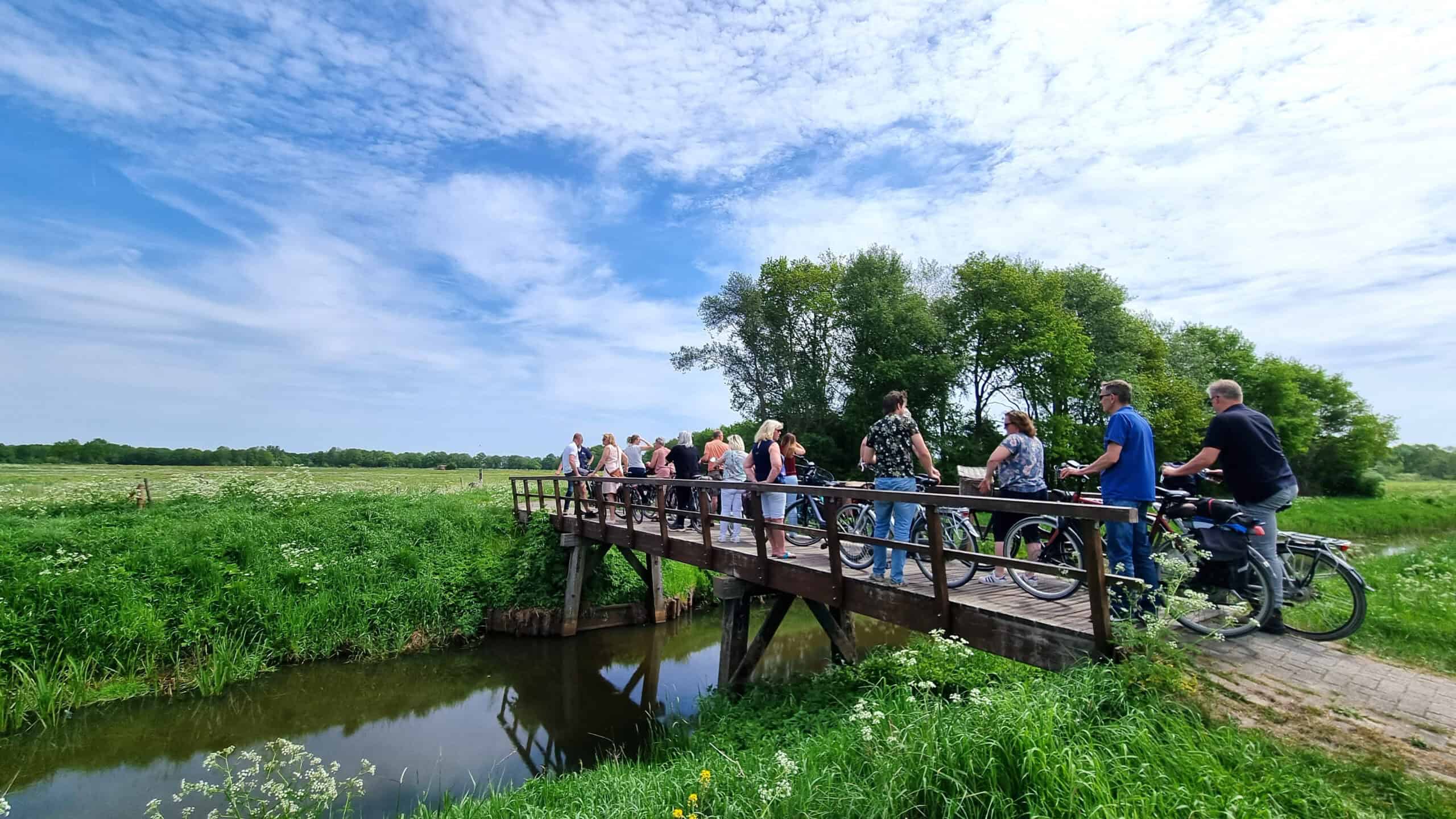 c NP Drentsche Aa fietsers op brug rolderdiep. foto aangeleverd