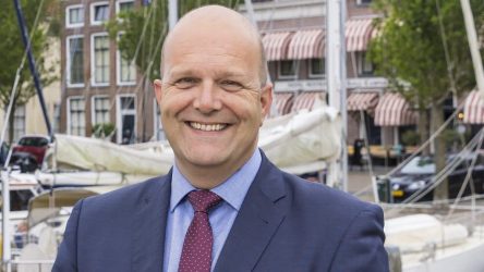 De gemeenteraad van Steenwijkerland beveelt de heer H.K. de Groot (Erik) aan als nieuwe burgemeester. Foto Joachim de Ruijter